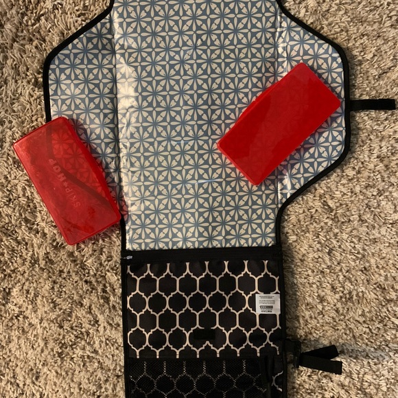 SKIP HOP baby diaoer changing station portable pad black geometric modern - Picture 4 of 10